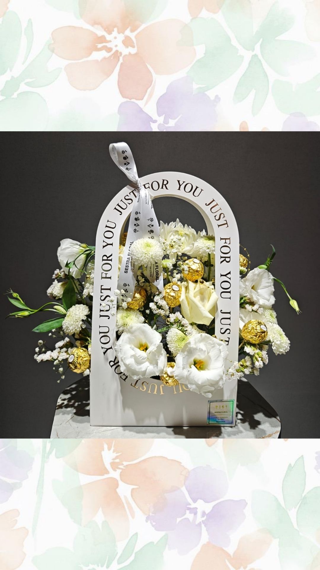 beyaz çiçekli çikolata kutusu