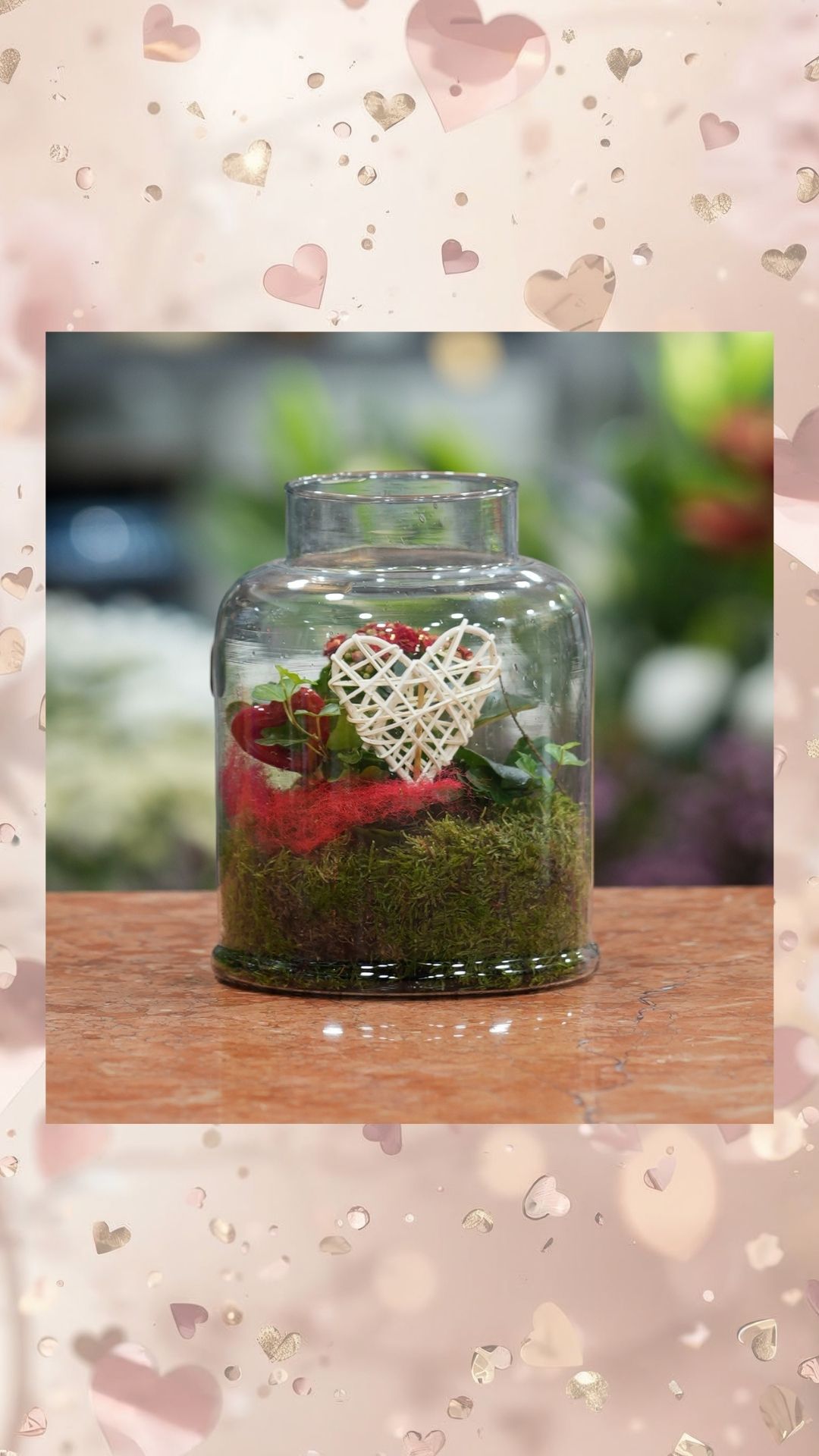 cam vazoda kırmızı özel tasarım dekorlar ve canlı çiçek