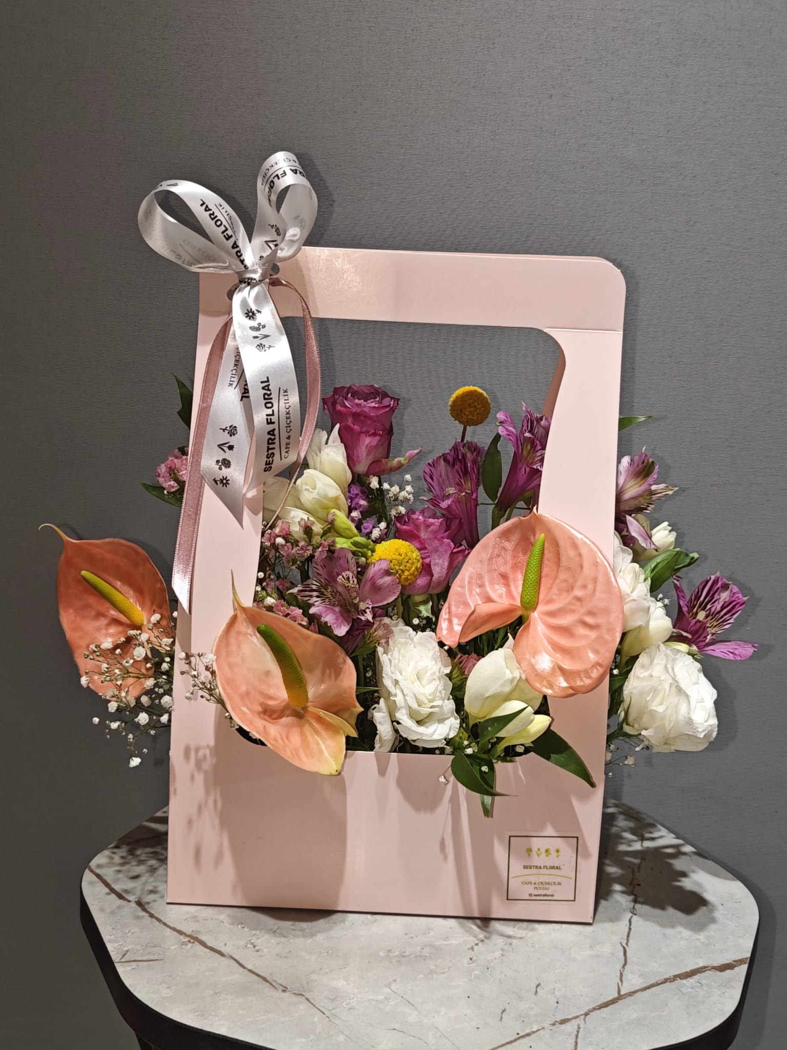 Çanta Kutuda - Anthorium, Gül, Alstroemeria, Craspedia, Gypsophila, Frezya, Statis ve Lisyantus