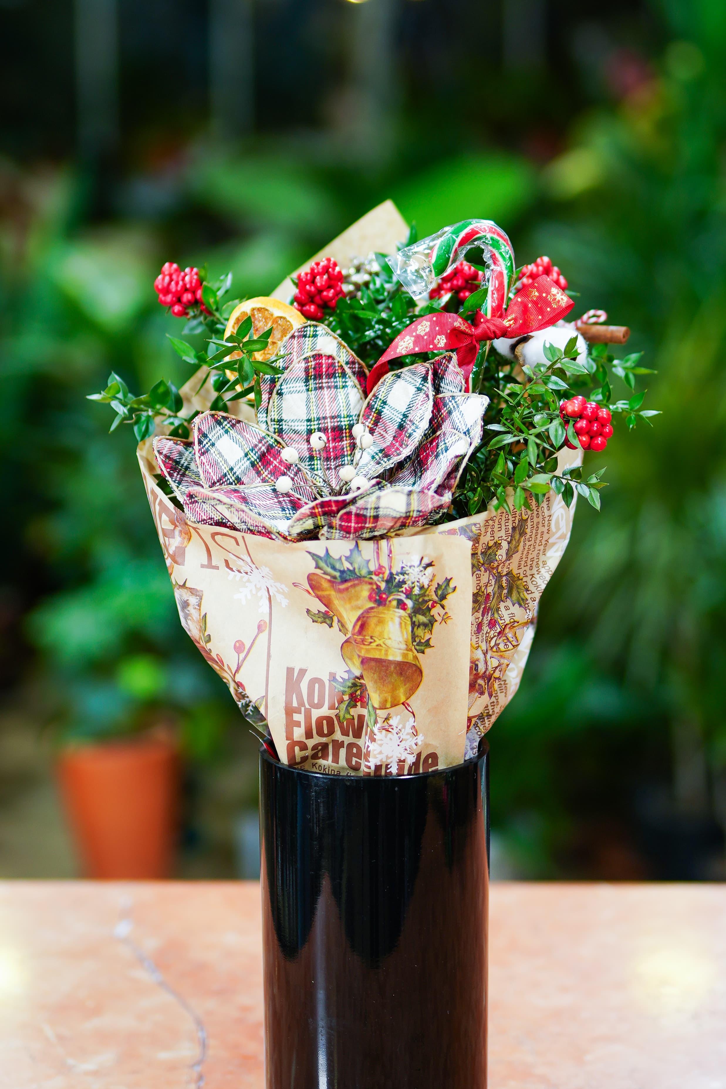 elyapımı ekoseli çiçekli kokina buketi