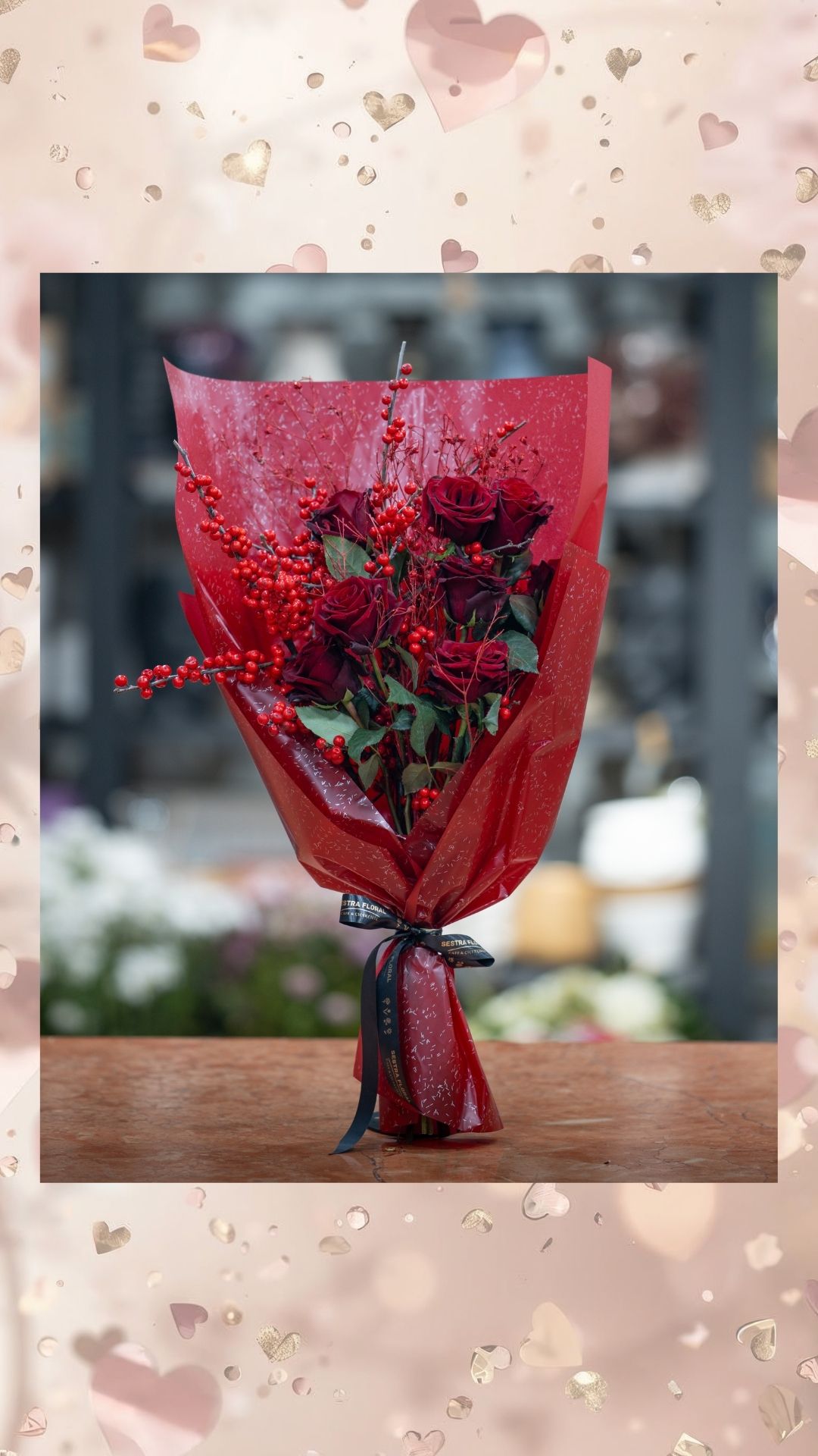 Kırmızı gül ve ilex detaylı kırmızı  tasarım