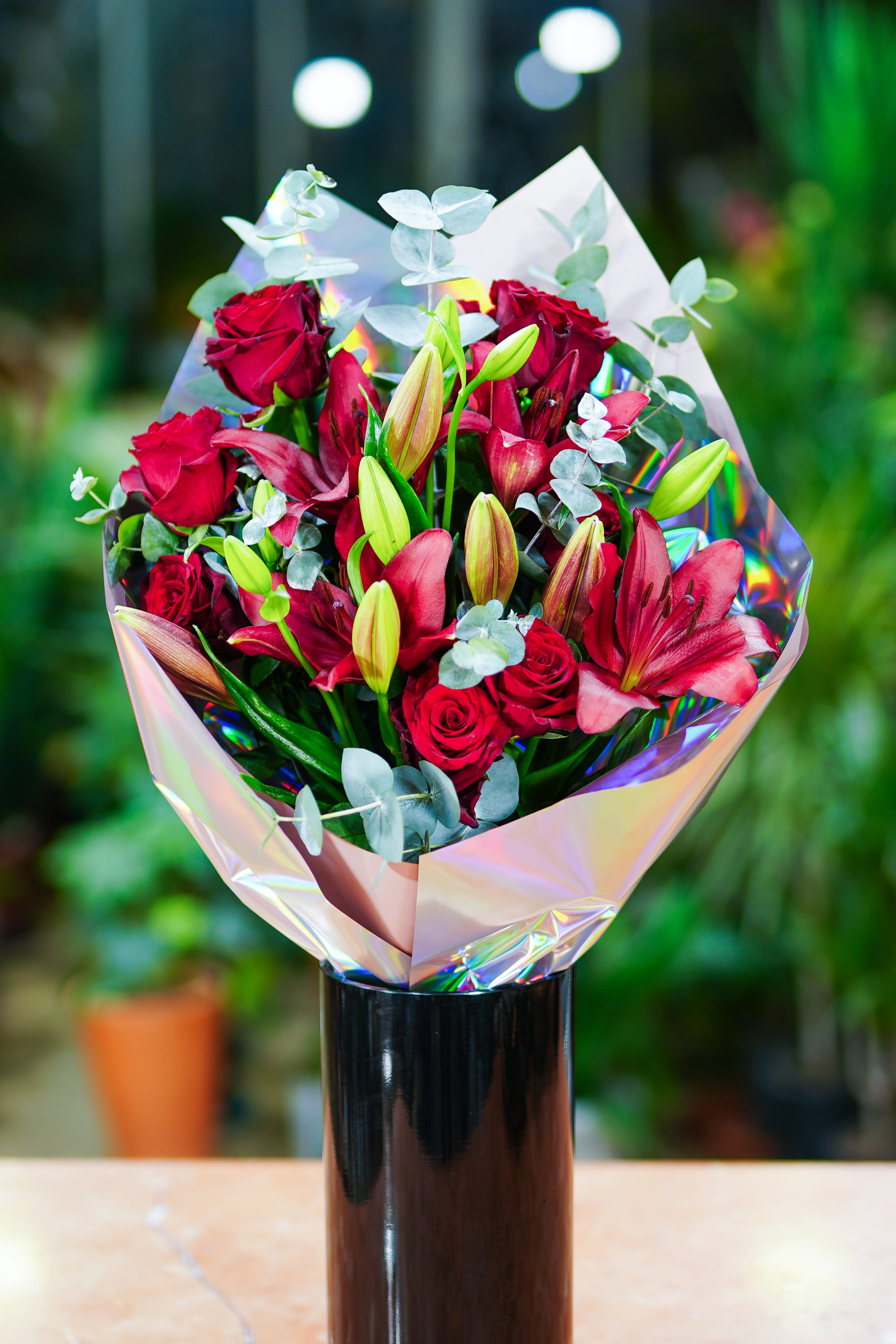 Kırmızı Gül & Zambak Yılbaşı Buketi — Zamansız, şık ve büyüleyici