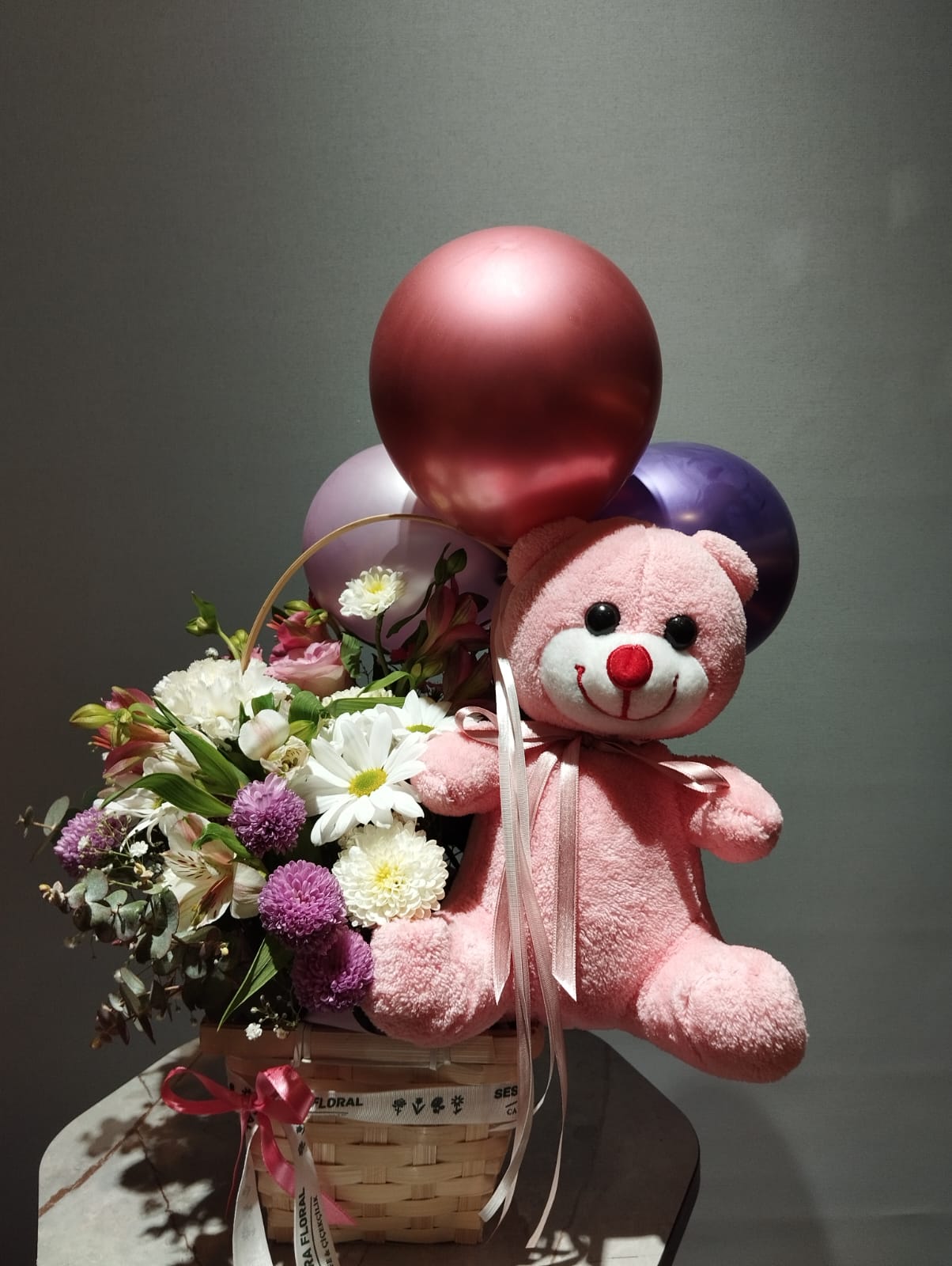 PEMBE OYUNCAKLI BALONLU ÇİÇEK TASARIMI