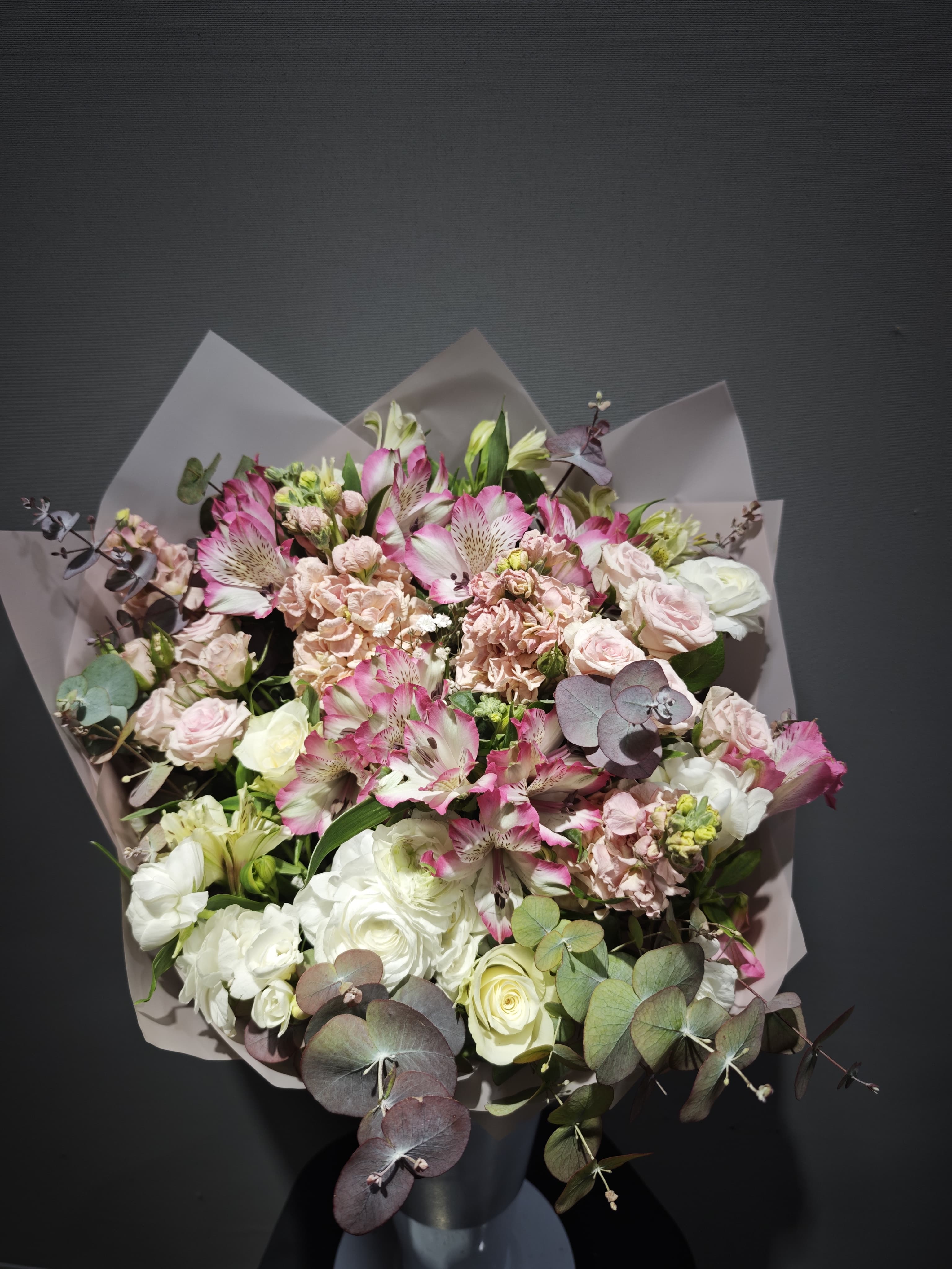 Soft Renklerde Karışık Buket Tasarımı – Pastel Zarafetin En Şık Hali | SESTRA FLORAL