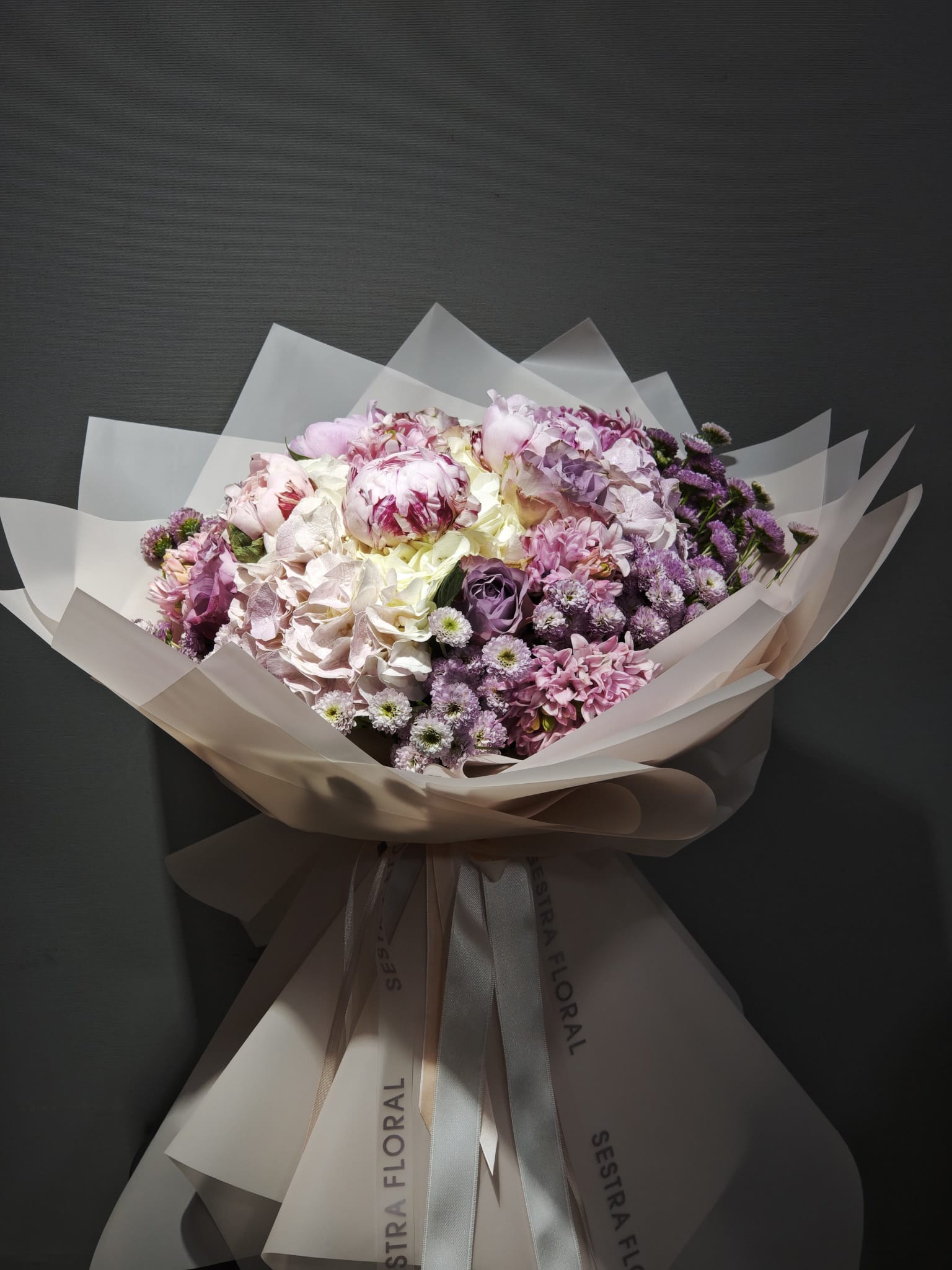 Soft Şakayıklı Premium Karışık Buket – Zarif ve Romantik Dokunuş | SESTRA FLORAL