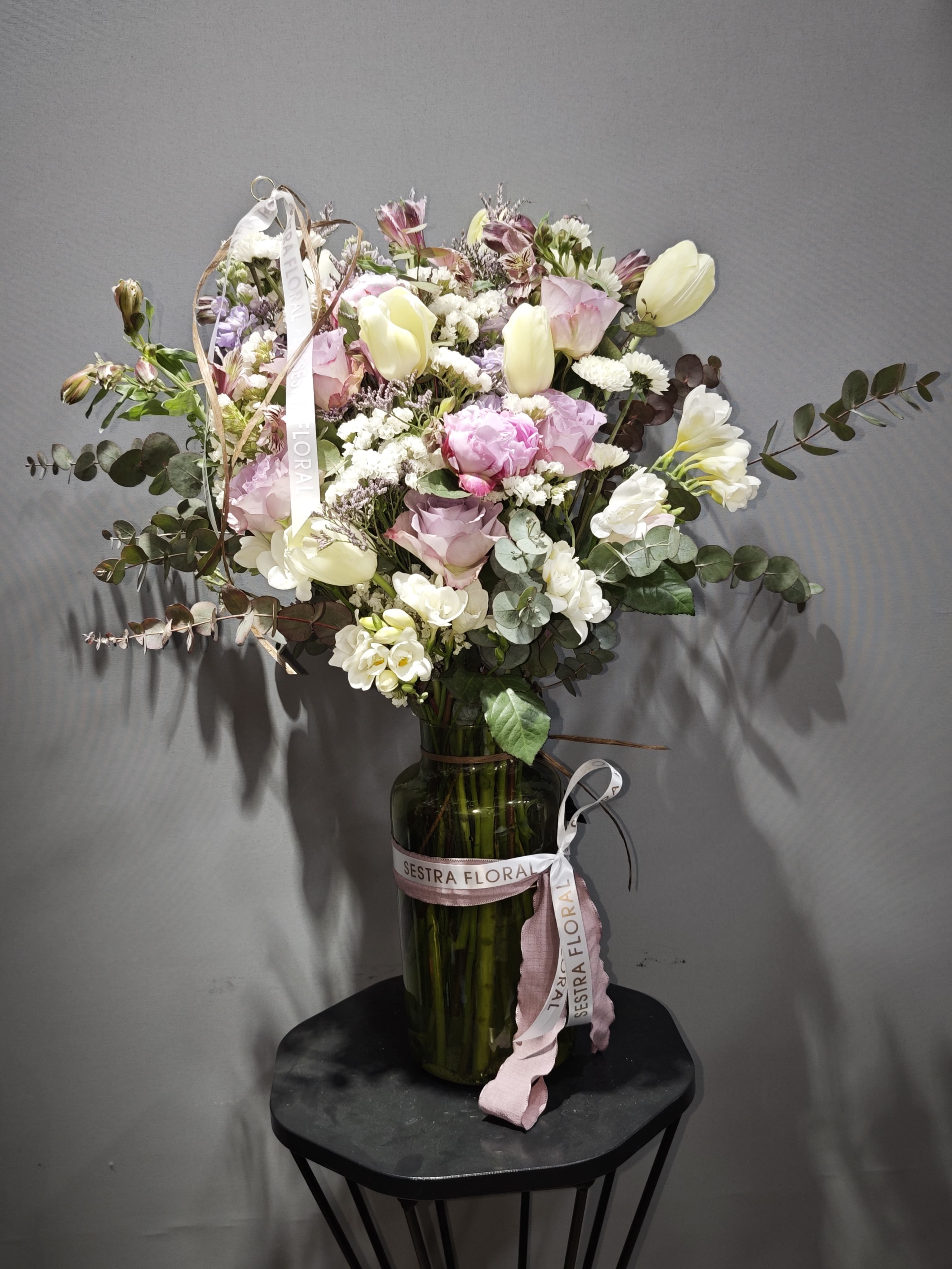 Yeşil El Yapımı Vazoda Premium Pembe & Lila Tonlarında Çiçek Tasarımı | SESTRA FLORAL